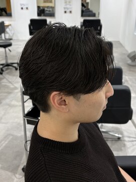 ヒュイル バイ ニアウ(Hwyl by Niau) メンズカットパーマニュアンスパーマセンターパート刈り上げ