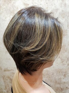 アンフィ 新杉田(Anphi) ショートボブ×ハイライト