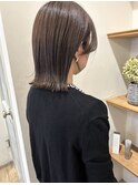 くすみベージュ×切りっぱなしボブ