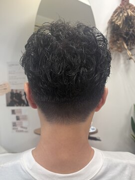 カットサロン ウシジマ(CUT SALON USHIJIMA) 【スペインカールビジネスアップバングフェードカット】