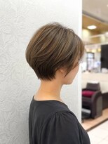 パリスパリ 衣山店(PARIS PARI) 襟足短めのスッキリショート+白髪ぼかしハイライト+オリーブBe