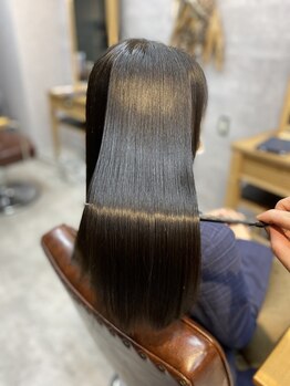 柔らかく艶のある髪へ。ダメージレスにこだわった施術で、今までにない指通りと質感を叶えます。