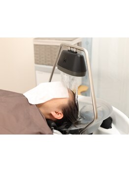 《美髪は頭皮ケアから☆》話題の“頭浸浴”を完備しております。自宅では体験できない極上の癒しをお届け！