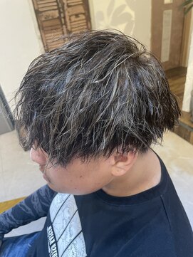 チリンバイロストシティー(Chillin by LOSTCITY) ハイライトカラー×ツイストパーマ