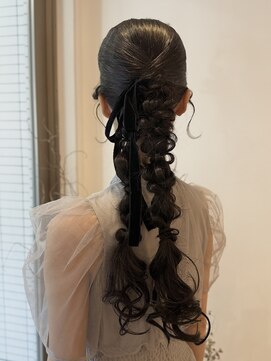タイトツイン編みおろしアレンジ結婚式お呼ばれ参列ヘア