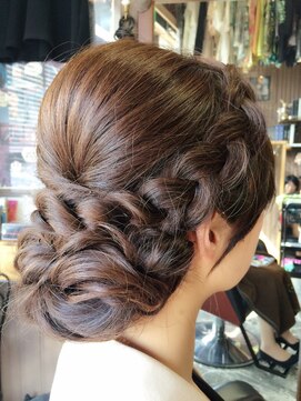 オーバーキャプテンネイキッド(OVER CAPTAIN NAKED) バックの丸みがキレイ！編み込みアレンジスタイル