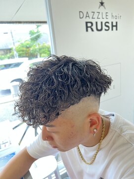 ダズルヘアラッシュ(DAZZLE hair RUSH) 刈り上げ高めの前下がり波巻きスパイラルパーマ！！