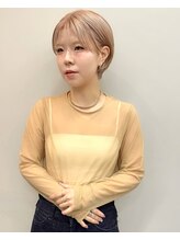 『熊坂　成実（くまさか　なるみ）』ショートヘアの抜け感、シルエットを重視したスタイル。