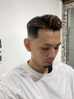外国人風サイドパートツーブロックフェードポンパドール