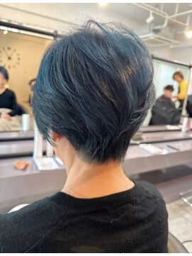 ニィ(2iee.) グレイカラーショートボブ