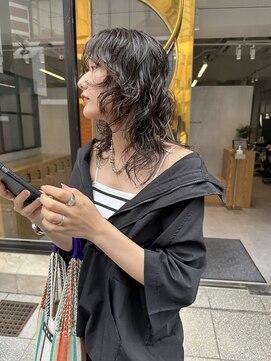 ホロ(hollo) ロングウルフパーマウェーブミディアムレイヤーパーマ