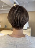 ハイライトベージュの立体感ショートヘア