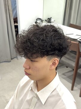 グルーマーズトウキョウ(GROOMER/S TOKYO) スペインカール　フェード　海外風　メンズパーマ