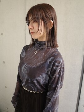 ユノ(juno) 濡れ質感×シースルーバングの外ハネ切りっぱなしボブ