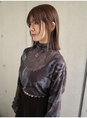 濡れ質感×シースルーバングの外ハネ切りっぱなしボブ
