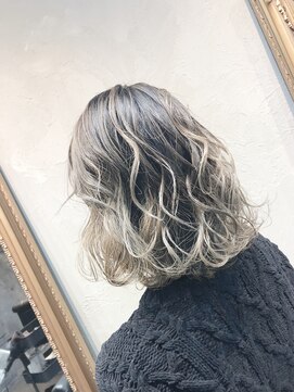 ヘアーシグネチャー(Hair Signature) ホワイト系バレイヤージュ