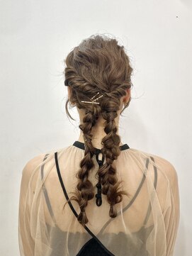 ブラウンズズシ(BROWNS Zushi) お洒落ツイン三つ編みアレンジ