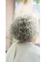 ネス(NESS)&nbsp;グレイヘア（白髪）のまあるいボブのカールスタイル23