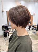 ハンサムショートレイヤーカットミルクティーベージュハイトーン