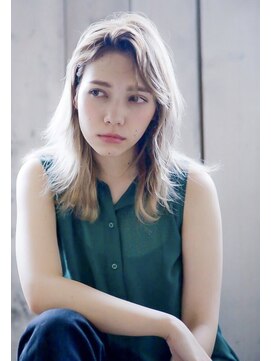 シエナ 渋谷(Siena) プラチナベージュ×かき上げバング