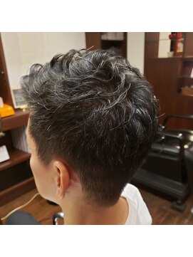 アスーリ Asuri 遊び心を忘れずに！ツーブロック短髪フェード束感スタイル