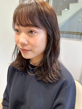 アム(amu) 透明感ベージュ×ミディアムレイヤー/外ハネミディアム