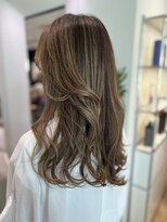 ステア ケース(stair case)&nbsp;顔まわりの白髪はハイライトに紛れさせてデザインの一部に！