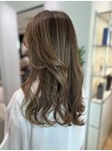 顔まわりの白髪はハイライトに紛れさせてデザインの一部に!
