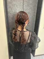 ミラ(Mila) 結婚式お呼ばれ＊ふわふわツイン編みおろし＊ベロアリボン