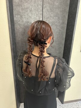 ミラ(Mila) 結婚式お呼ばれ*ふわふわツイン編みおろし*ベロアリボン