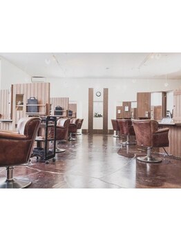 ブラウンを基調とした店内は、自然と心が落ち着く空間。ゆったりとした時間を過ごしてみて♪