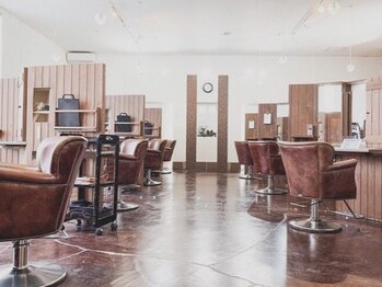 アニー ひたちなか店(ANNIE)の写真/ブラウンを基調とした店内は、自然と心が落ち着く空間。ゆったりとした時間を過ごしてみて♪