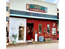 お隣にカフェが併設！！美容室は赤色ドア、カフェは白色ドアです