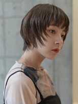 ピズム(PISM) 顔周りレイヤー/ペールベージュ/眉上バング/ショートヘア