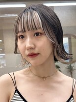 コントラストのあるベージュカラーのインナーカラー