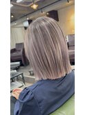 レイヤーボブハイライトブリーチレイヤーハイトーングレージュ