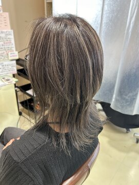 白髪ぼかしハイライト　ベージュ　ミディアムレイヤー