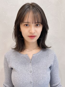 アグノス 青山(Agnos) 大人ガーリーダークアッシュミディアムレイヤーカット小顔