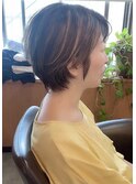 脱白髪染めハイライト　大人ショート