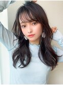 軽やかな質感のナチュラルロングヘア