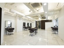 アーサスバイヘッドライト 千葉富士見店(ursus by HEADLIGHT)の雰囲気（自然光が差し込む開放的な空間【カウンセリング】[千葉駅/千葉]）