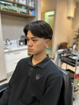 テン(TEN) ミディアムセンターパート×テーパーフェード