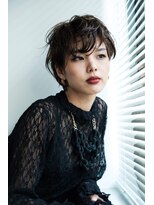 ムーア(MUA) 前髪長めショートのパーマスタイル