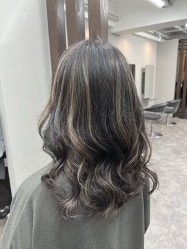 エミーバイモアムー(Emmie byMoremuu) 白髪ぼかしハイライト