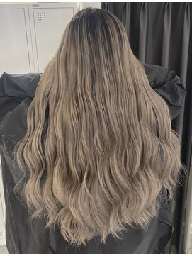 ピヨン 心斎橋(piLLon) バレイヤージュカラー☆プラチナシルバー