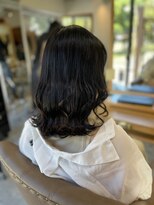 フツーロ 栄(FUTURO) 黒髪 コテ巻き