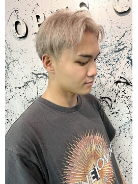 オーパスクリエ (OPUS CREER) ハイトーンカラー☆刈り上げセンターパート×シルバーホワイト！