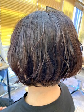 キッテ(kitte) 段浅めのショートボブ　コテ巻き仕上げ