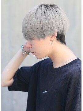 ホワイトシルバーアッシュサラストツーブロマッシュ