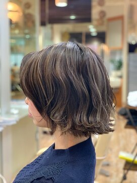 プラグ(Plug) グレージュハイライト似合わせカットケアブリーチ前髪ミニボブ